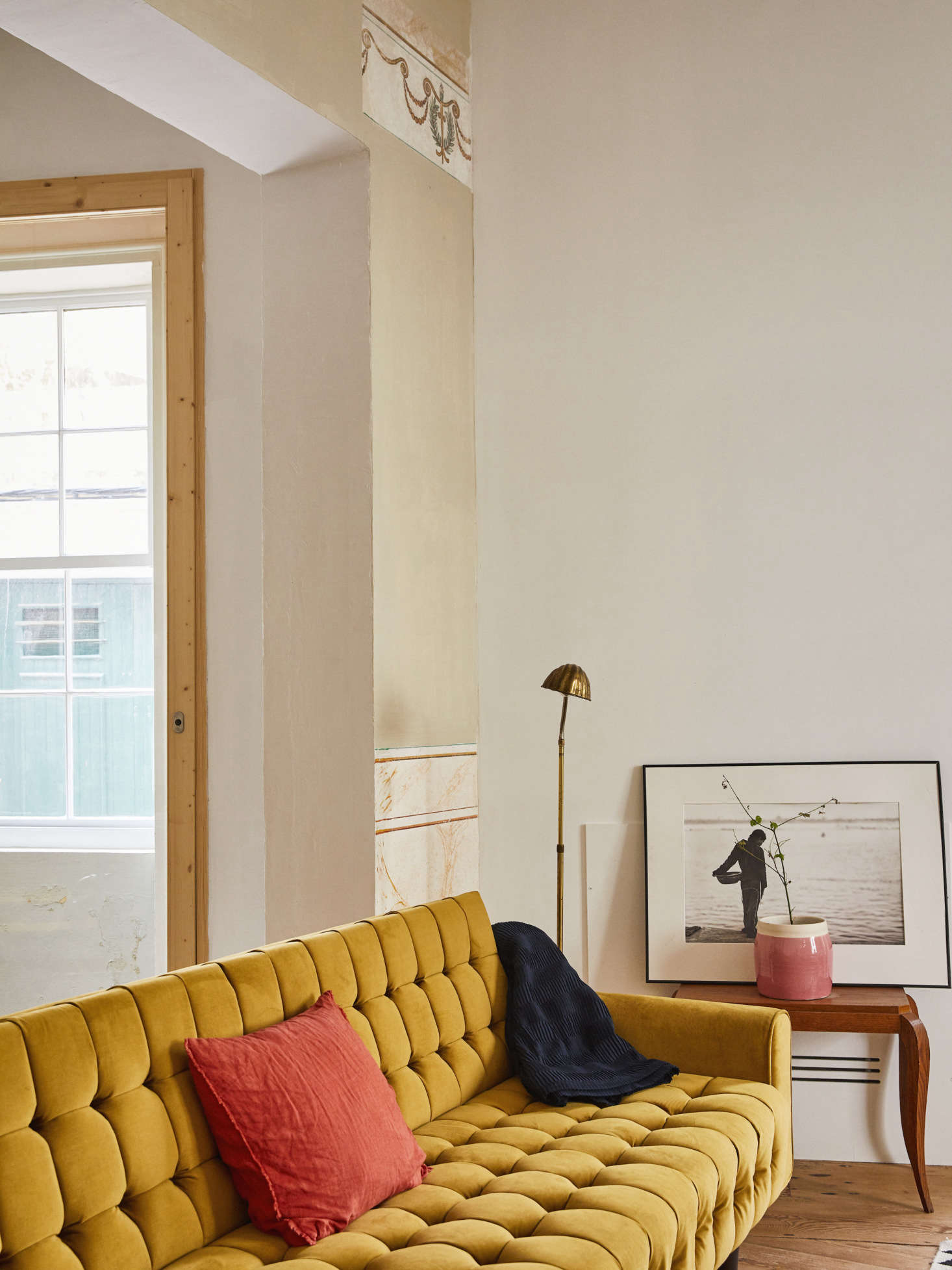 The gold velvet tufted sofa is from PortoBello, a shop in Madrid.
