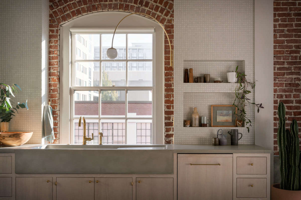 A counter-to-ceiling backsplash is made up of tiny, square-inch Japanese tiles, plus two inset niches for essentials.