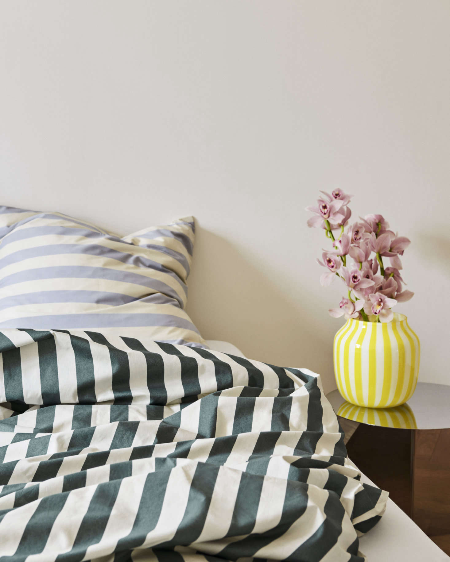 The Ete Collection in dark green includes duvet covers and pillowcases; here, mixed with Ete Collection light blue pillowcases.