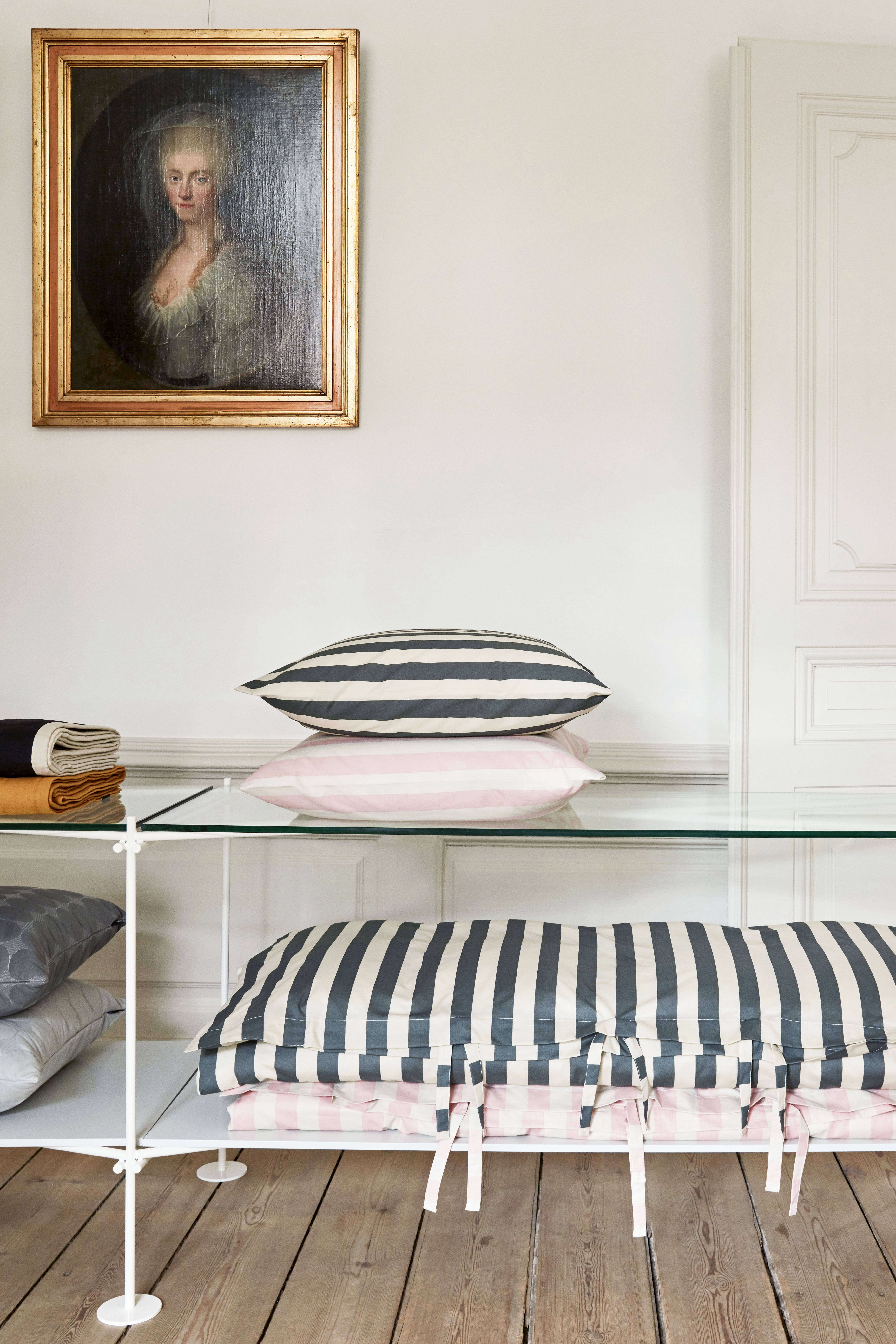 Ete duvet covers in rose and dark green.