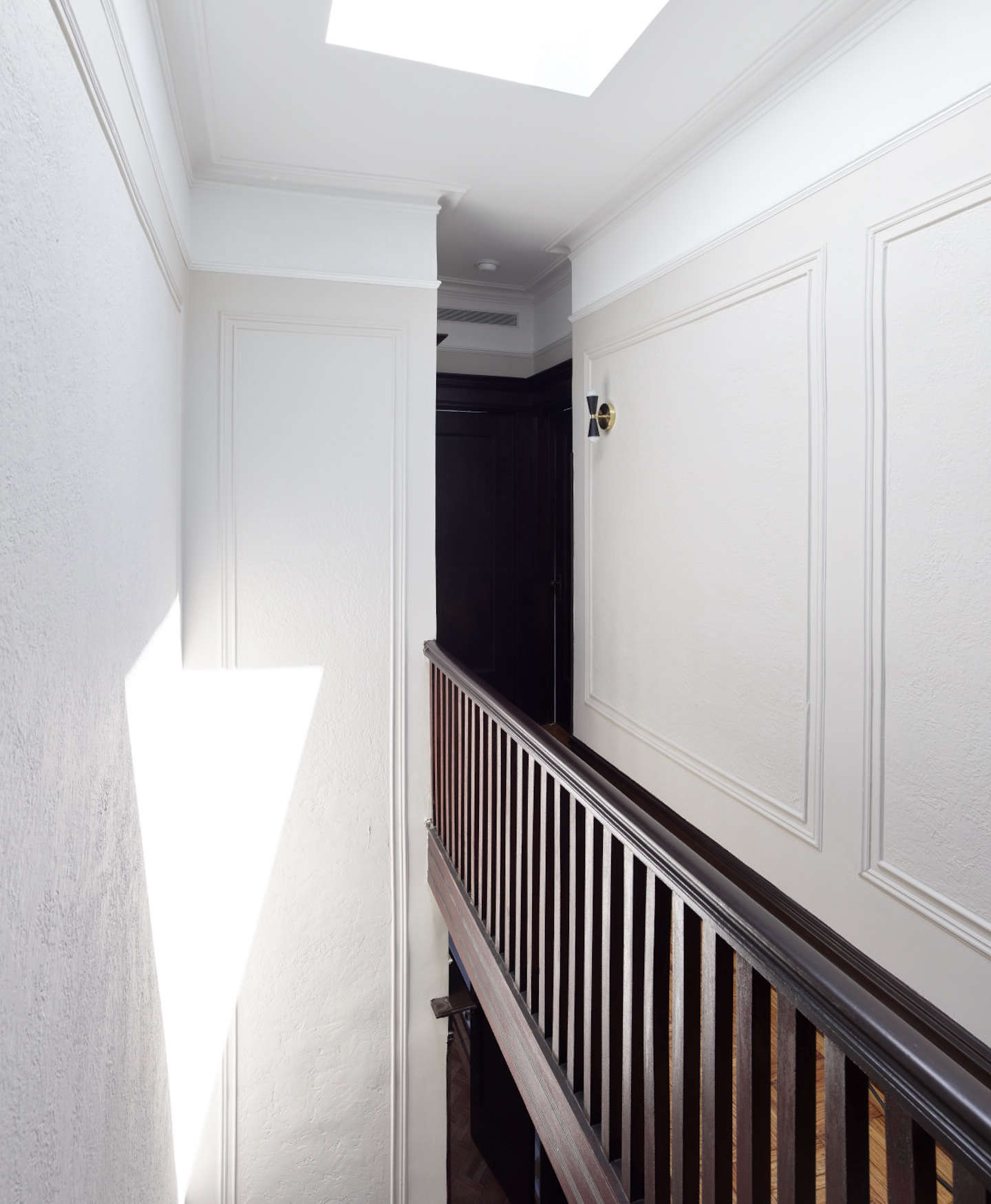 Up to the top floor, the least traditional of the three. “The sense of formality slowly fades away as you move upwards through the house, through the introduction of raw materials and more fluid shapes,” Spain says.