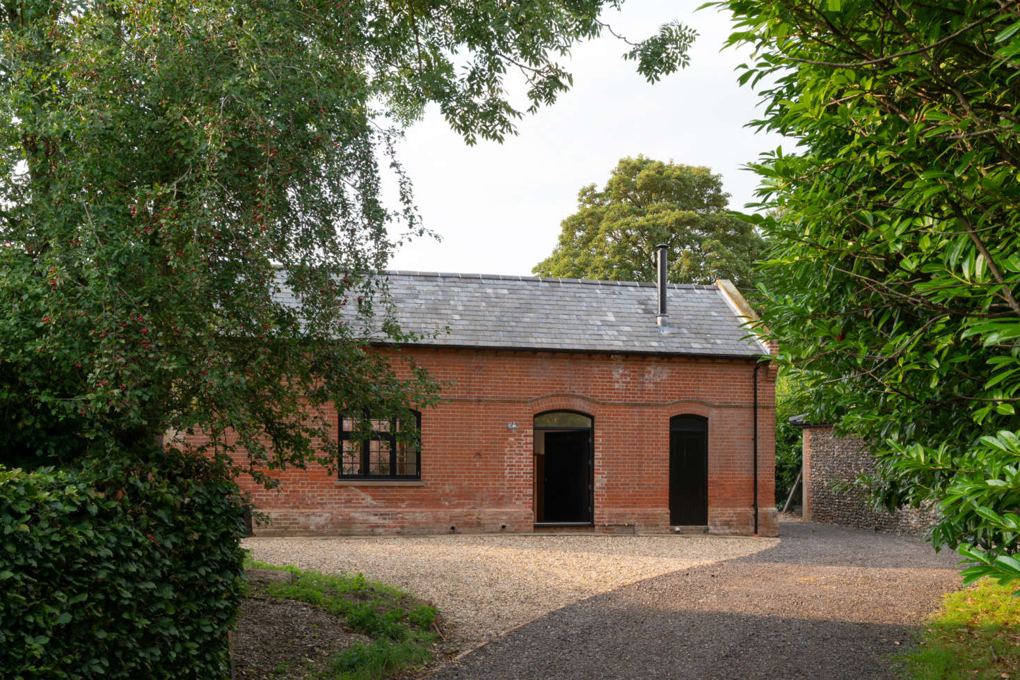 Sandy first saw The Engine House on UK site Wreck of the Week—and took possession exactly a 100 years after the local estate fire that put it out of commission. She worked with interior architect/designer Michael Corsar, a friend from her Pentagram days, to transform the structure into a living space.