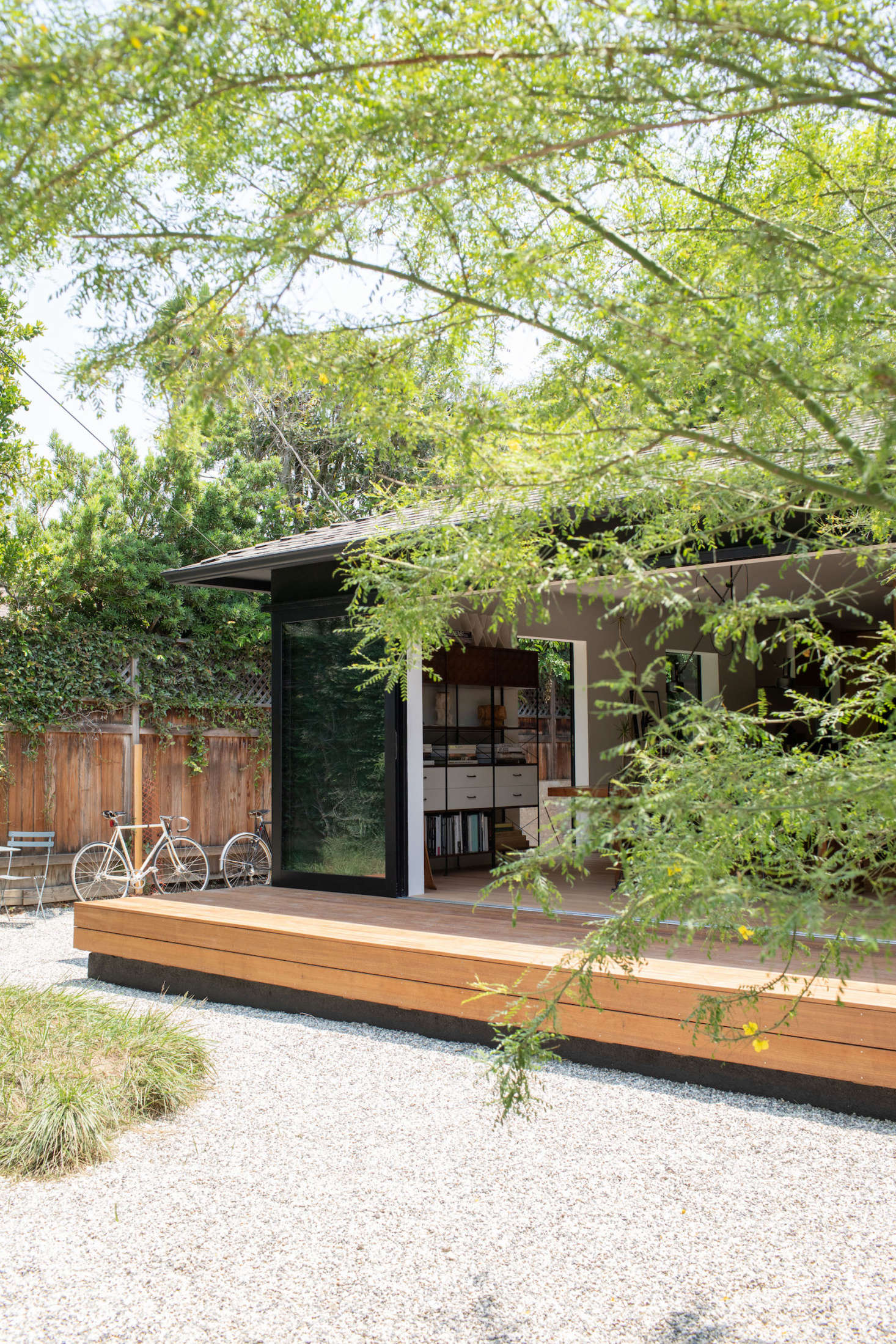 Yanai worked with frequent collaborator David Godshall, of LA landscape architecture firm Terremoto, on the landscape design. (For more examples of minimalist decks, see Design Trend: 15 Wooden Decks That Disappear Into the Landscape.)