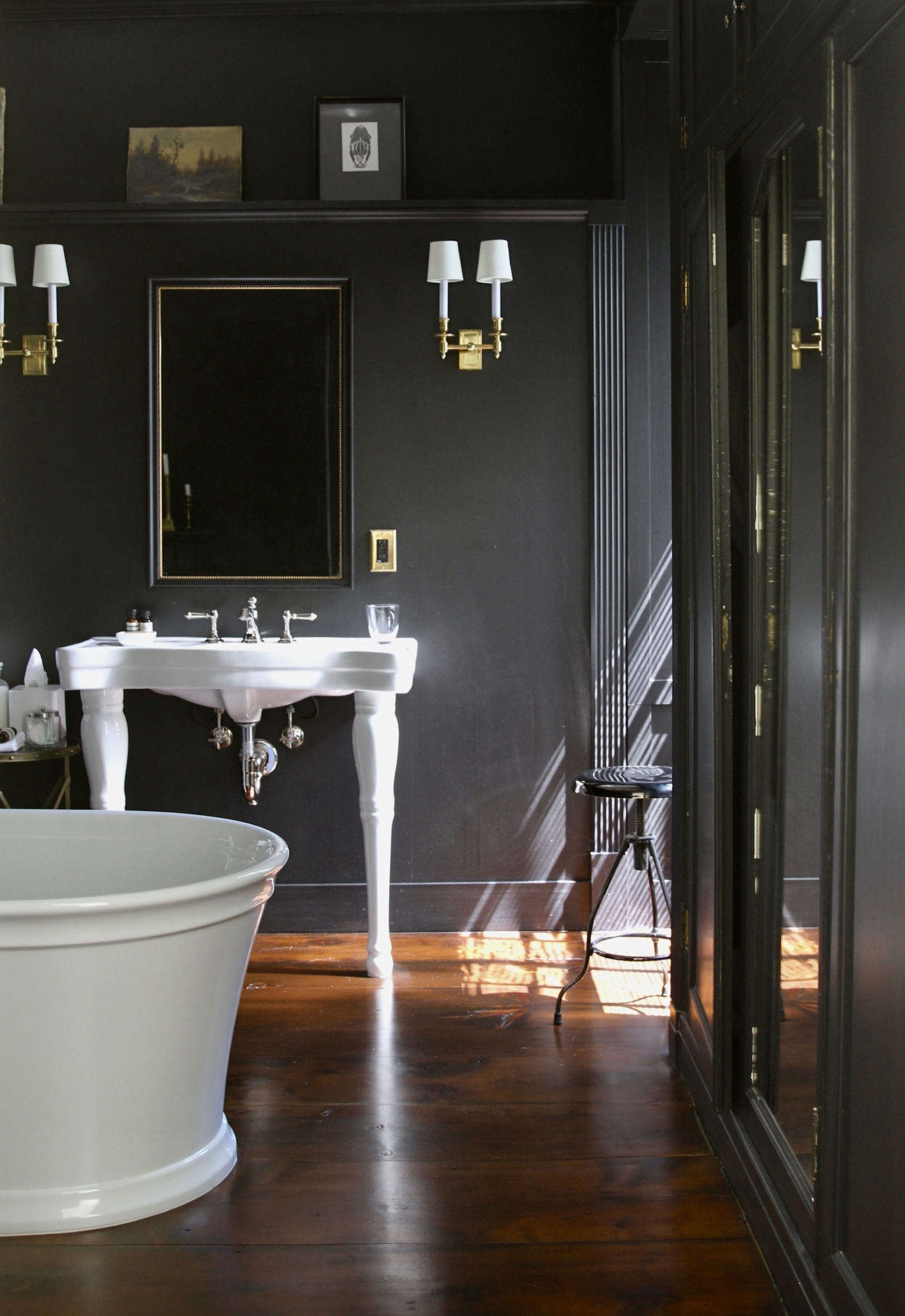 Twilight Zone walls and a soaking tub in the bathroom of guest room #3.