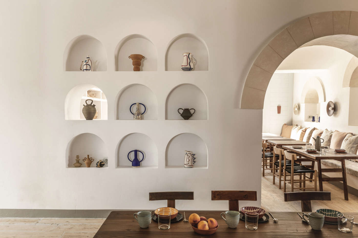 Meilichzon says her use of archways, alcoves, and curves throughout was “inspired by the sunset on the sea.”