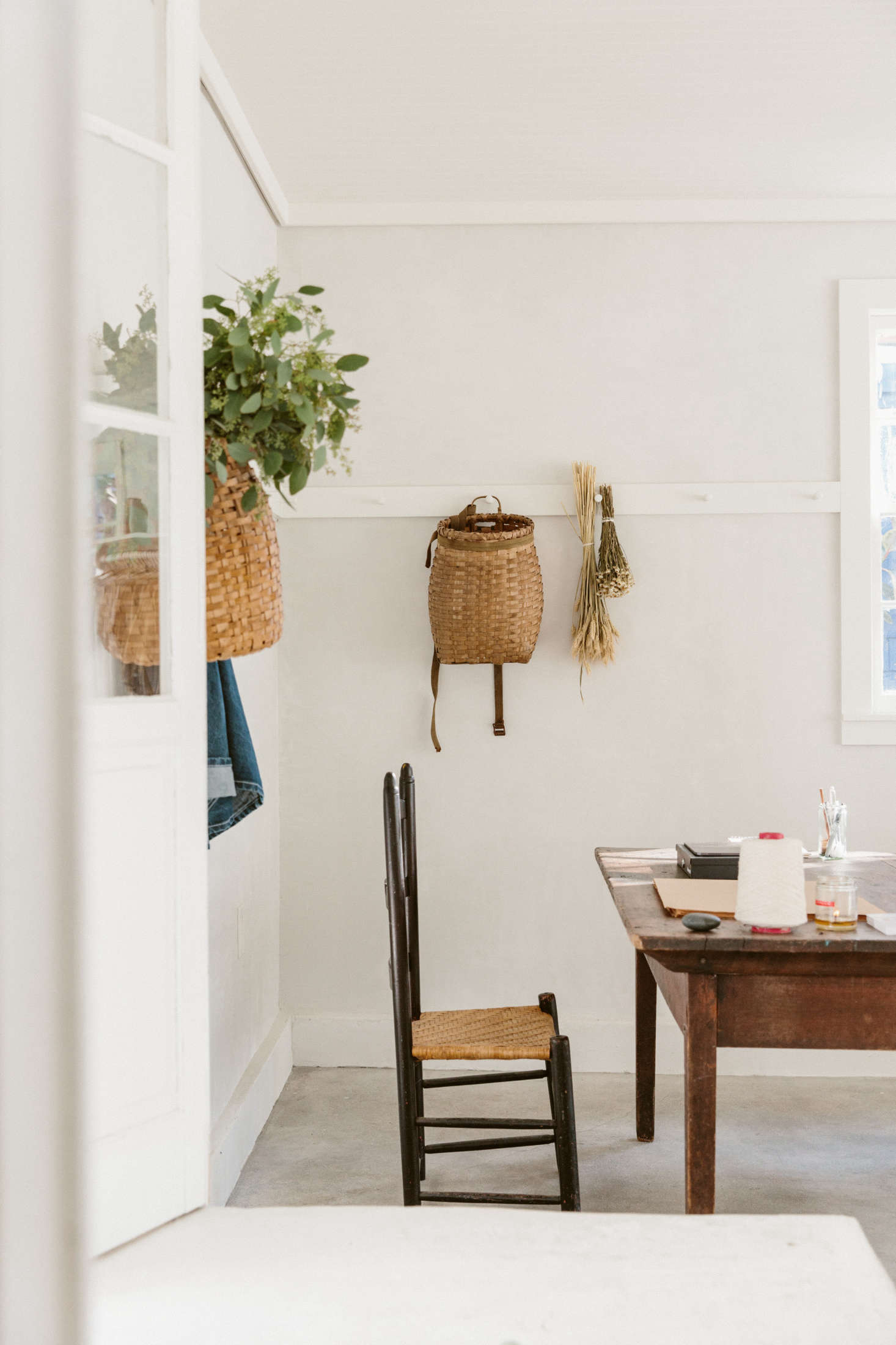 O’Rourke hangs Adirondack baskets from the peg rails. Beautiful on display, they’re also ample-bodied, for storage..