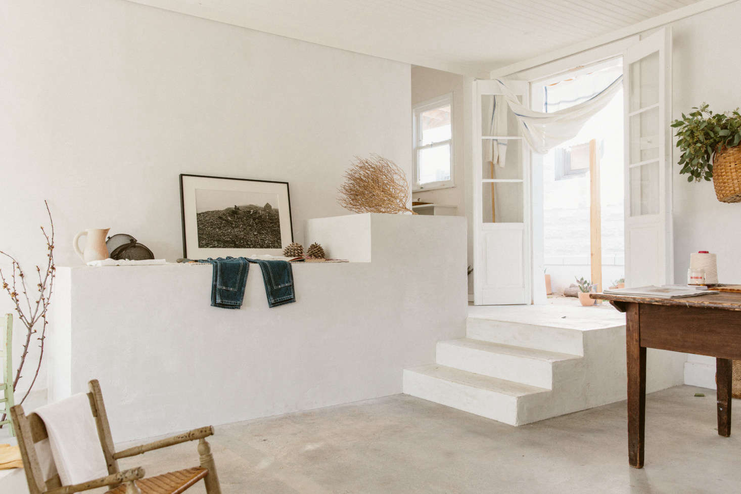 Along one wall of the small space, the couple added a wide, stepped pedestal reminiscent of their Maine house and Esteves’ training as a sculptor. (It’s white concrete, O’Rourke says, finished in the same plaster mixture as the walls.)