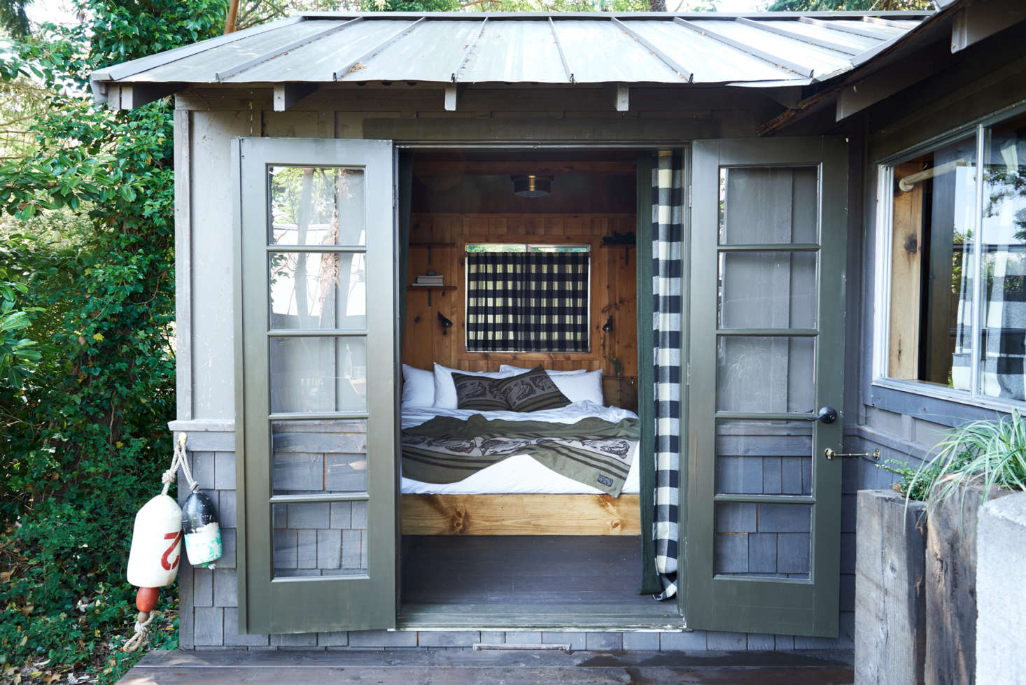 The founders tasked four Pacific Northwest tastemakers to outfit each of the cabins. 