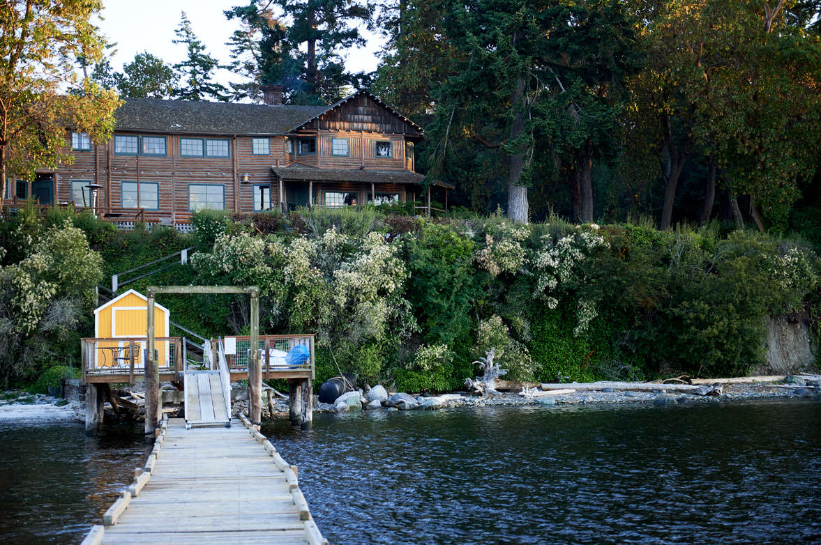 Captain Whidbey is set on six acres in Whidbey Island. Visitors can access the inn by car, ferry, or private boat; if you choose the latter option, you