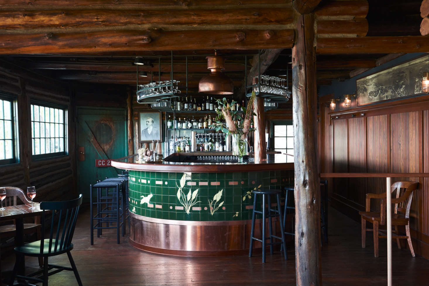 The restaurant, with a horse-shoe-shaped bar.