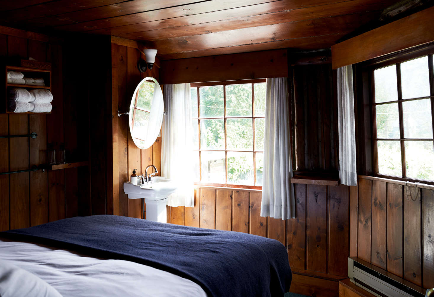 The main lodge has data-src=