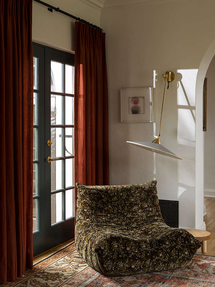 The room is furnished with a Michel Ducaroy Togo ensemble from the seventies found on data-src=