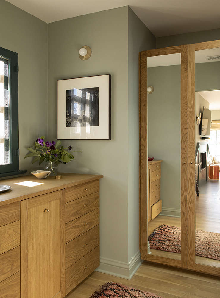 The new dressing area is fitted with oak built-ins.
