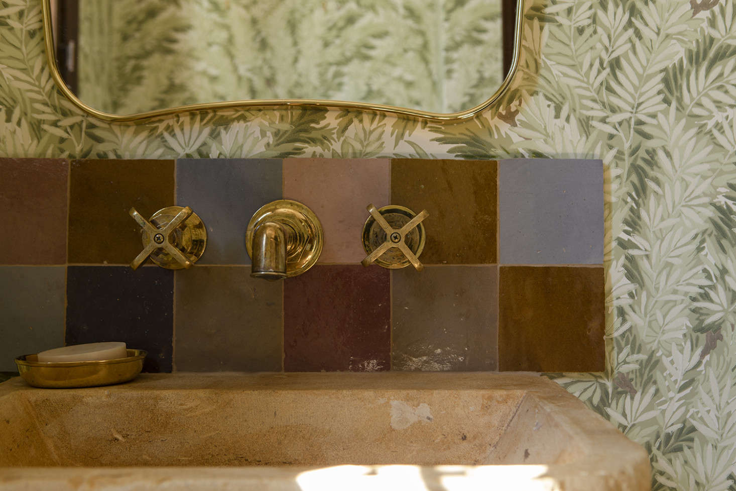 The backsplash is composed of zellige, Moroccan Terracotta Tiles, from Clé in a mix of colors that Merrill and McKuin arranged on the spot. 