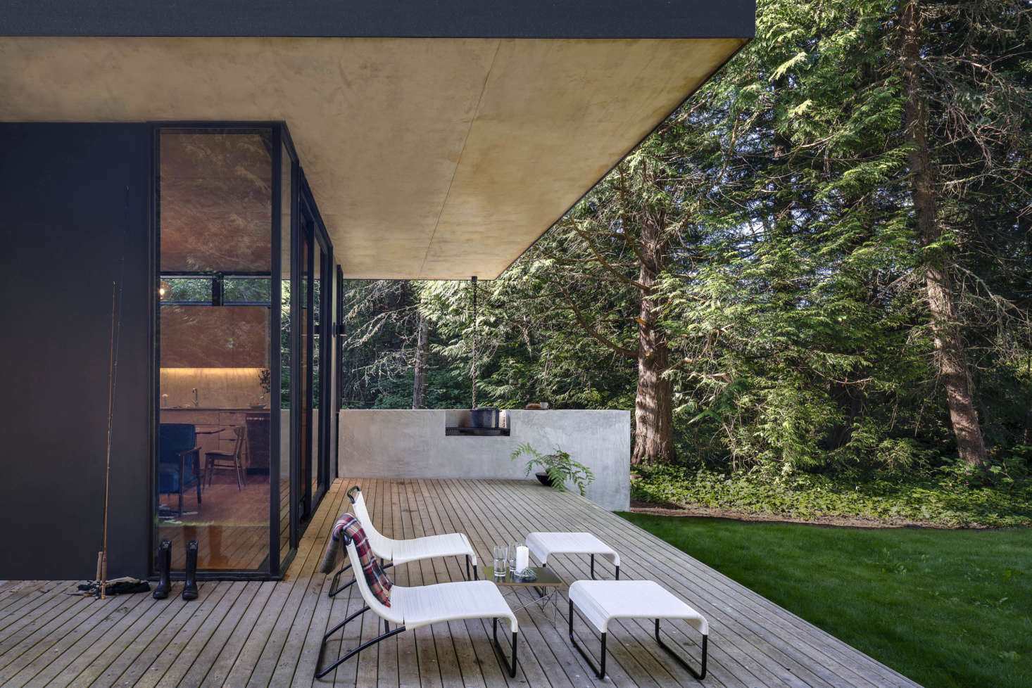 Cedar planks make up the modern deck. The vintage mid-century steel tube and rope lounge chairs are by Van Keppel Greene. (See Design Trend: Wooden Decks That Disappear Into the Landscape.)