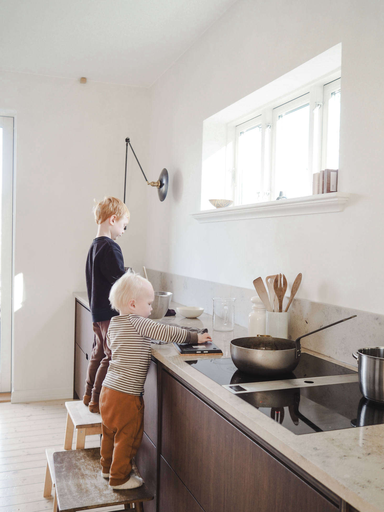 Step stools enable Vilmer, 5, and Artur, src=