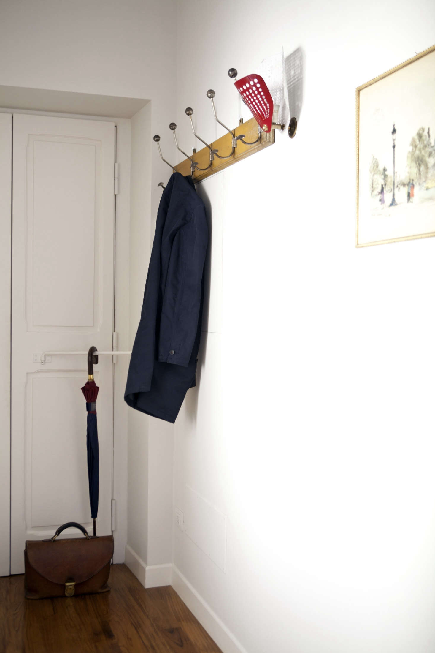 The palette continues in the petite entryway.