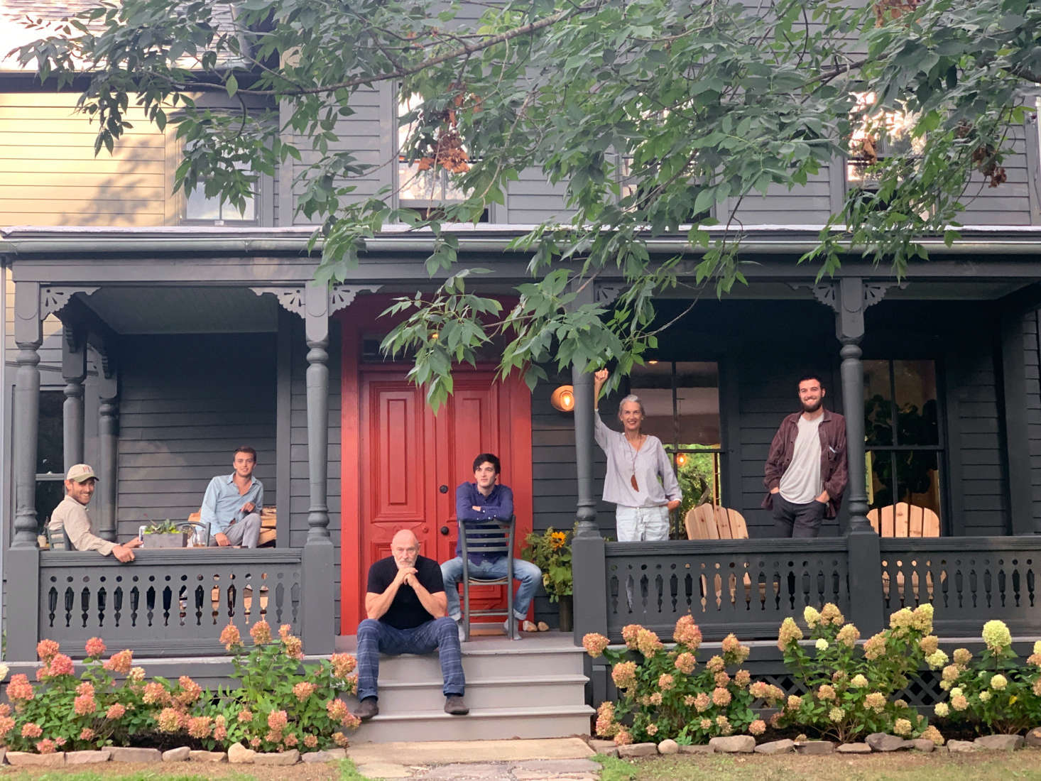 Corbin e Amanda e filhos em sua nova residência (a foto foi tirada por seu filho mais velho & # 8