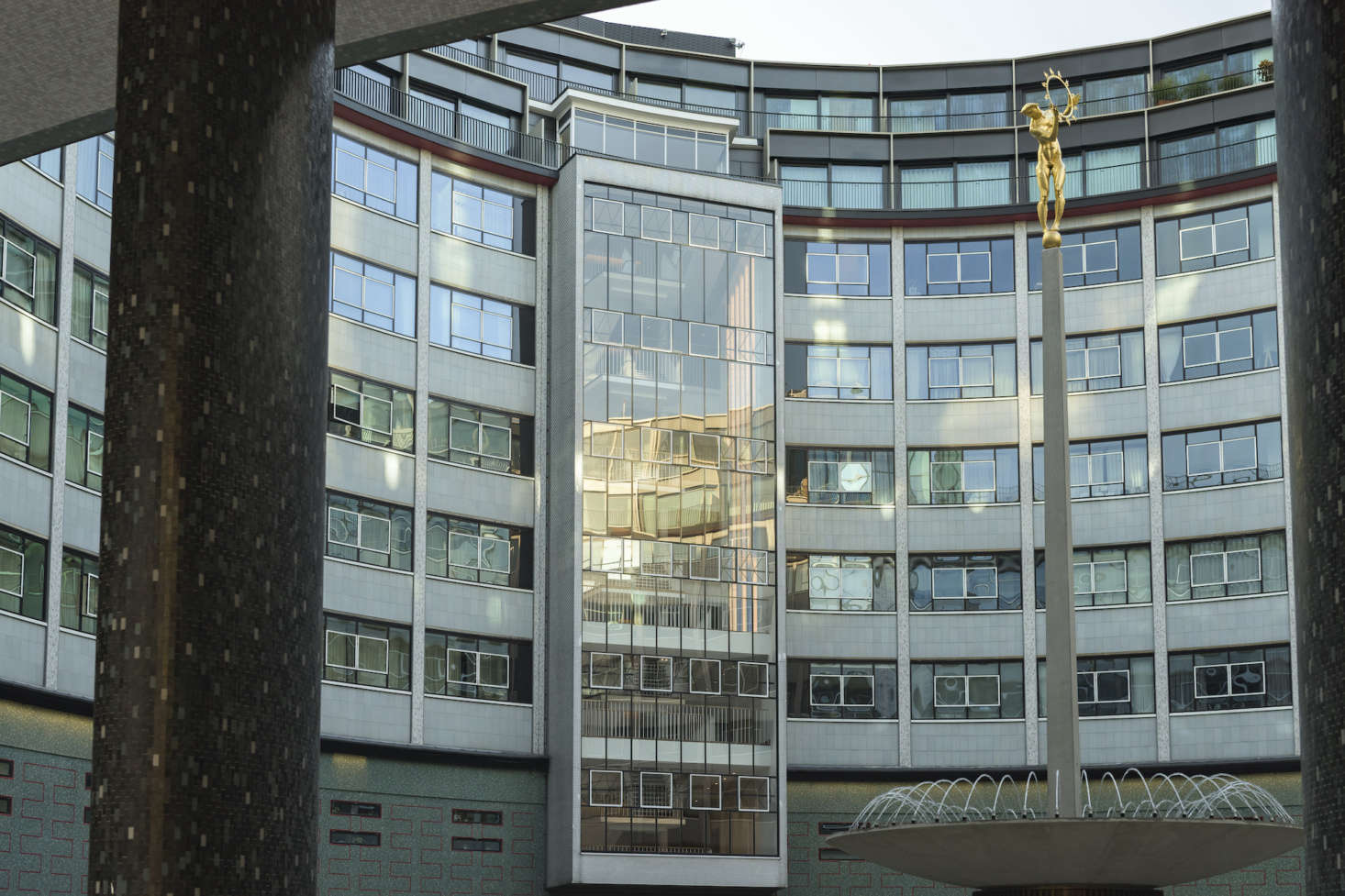 A view of the circular courtyard.