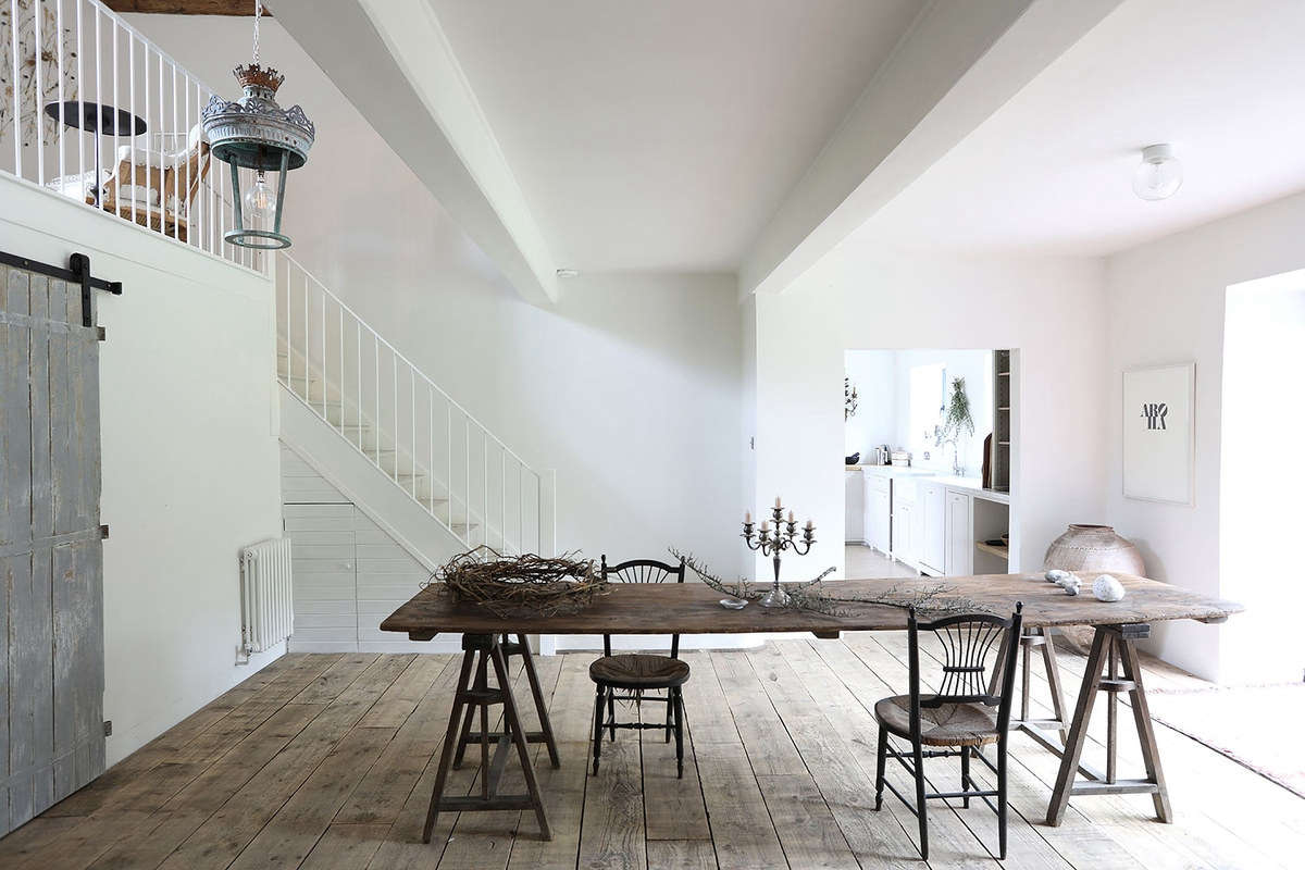 The bright entrance hall, with a long vintage vendange (wine-tasting) table. 