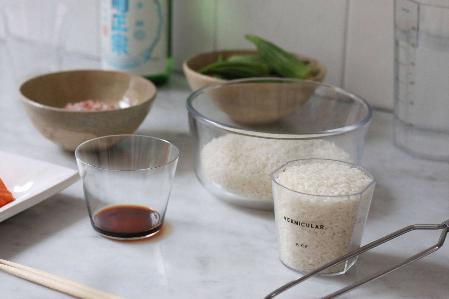 Rinsing the rice before cooking it is key. Measure out 3 cups (540 ml) of plain white rice and rinse using a mesh strainer before adding to the pot; then add the 5ml of water.