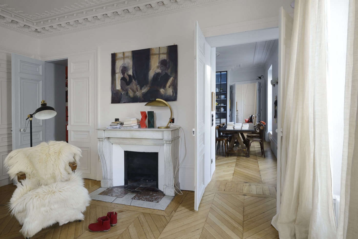 The apartment occupies the third floor of a grand th-century Parisian building. Linde and Saalburg divided the layout into three zones: the living area in the center with the parents