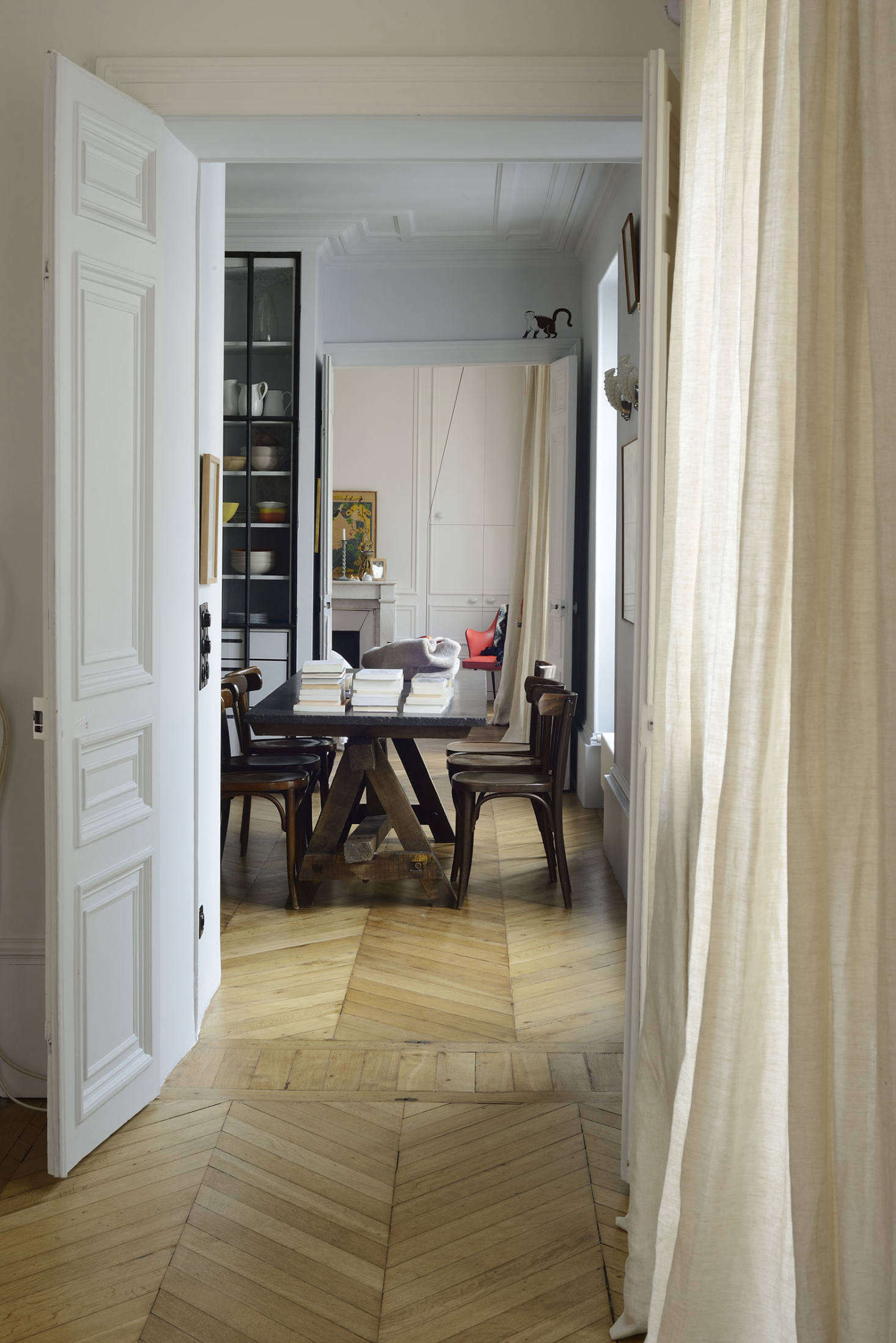The dining table doubles as a work area. It was bought at a Paris flea market and has a top made of blue stone from Liège.