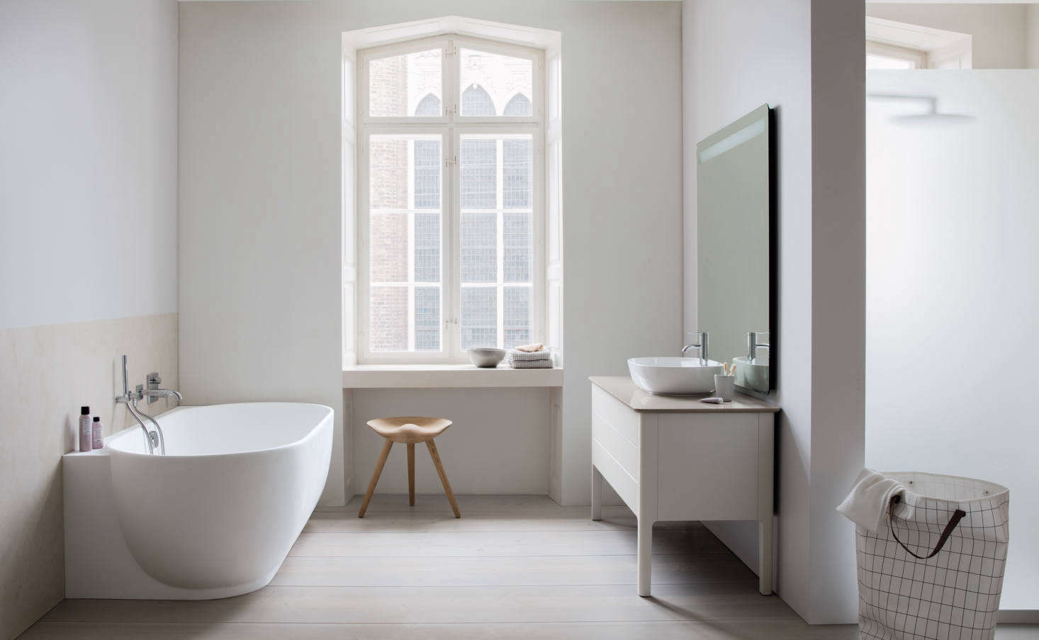 The bathtub is also available in a back-t0-the-wall and corner version with a ledge. The console is shown here with a walnut counter; the top drawers are available with wooden dividers.